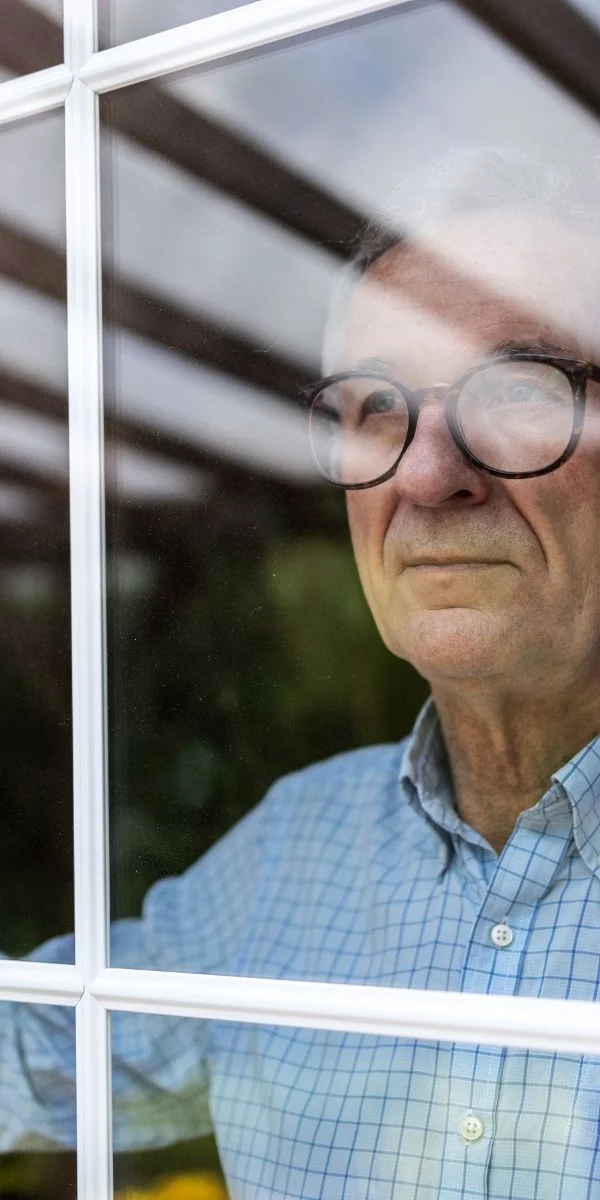 Personne âgée profitant de sa maison sans effort de ménage